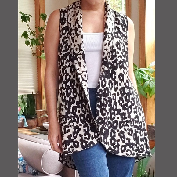 Tan & Black Sleeveless Sweater Jacket - Picture 2 of 6